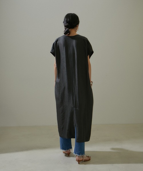 SALON adam et rope'（サロン アダム エ ロペ）の「[24SS]シャイニーツイルカフタンワンピース【セットアップ対応】（ワンピース・レディース・ブラック/グレー系その他・FREE）」の5枚目の写真