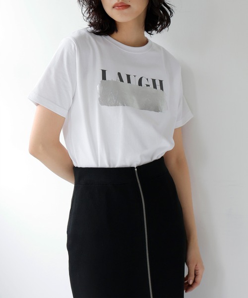 hellam（へラム）の「ロゴ消し箔プリントTシャツ（Tシャツ/カットソー・レディース・ホワイト×ゴールド/ホワイト×シルバー/ブラック×シルバー・FREE）」の2枚目の写真