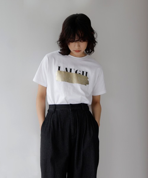 hellam（へラム）の「ロゴ消し箔プリントTシャツ（Tシャツ/カットソー・レディース・ホワイト×ゴールド/ホワイト×シルバー/ブラック×シルバー・FREE）」の3枚目の写真