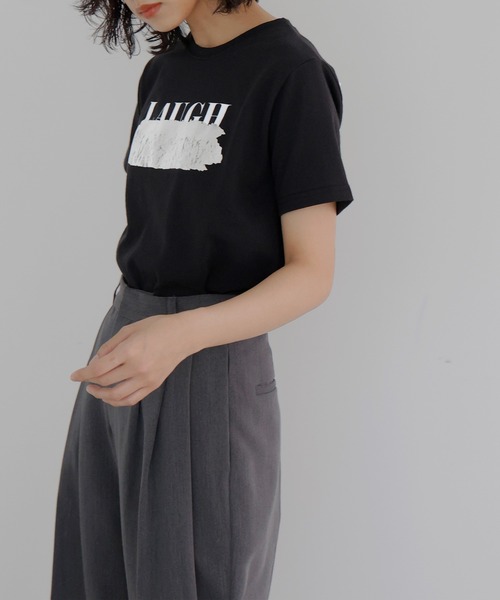 hellam（へラム）の「ロゴ消し箔プリントTシャツ（Tシャツ/カットソー・レディース・ホワイト×ゴールド/ホワイト×シルバー/ブラック×シルバー・FREE）」の6枚目の写真