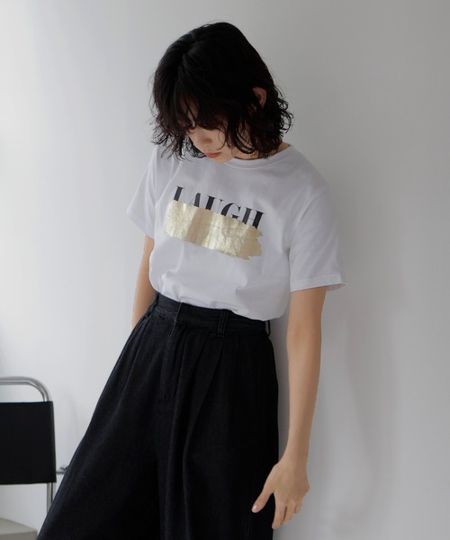hellam（へラム）の「ロゴ消し箔プリントTシャツ（Tシャツ/カットソー・レディース・ホワイト×ゴールド/ホワイト×シルバー/ブラック×シルバー・FREE）」の13枚目の写真