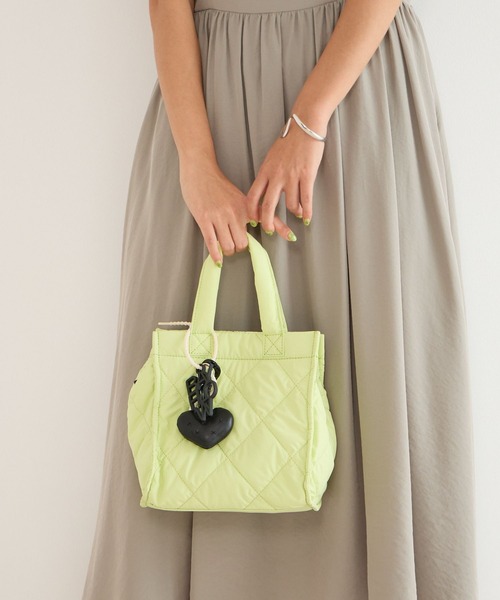 BAYFLOW（ベイフロー）の「[500mlのペットボトルも入る]チャームスクエアキルトトート（トートバッグ・レディース・アイボリー/ブラック/ライトグリーン・FREE）」の6枚目の写真