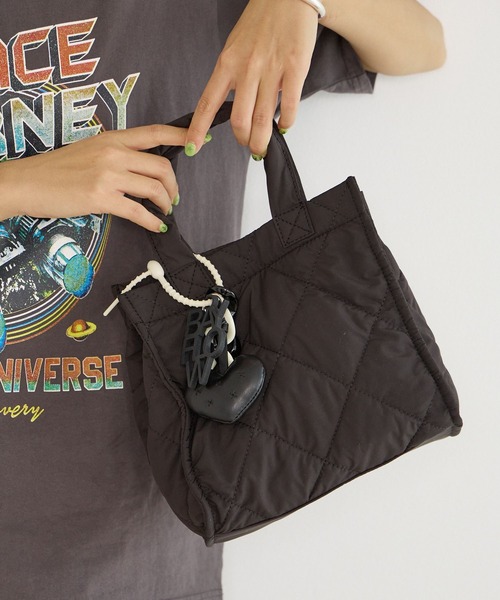 BAYFLOW（ベイフロー）の「[500mlのペットボトルも入る]チャームスクエアキルトトート（トートバッグ・レディース・アイボリー/ブラック/ライトグリーン・FREE）」の8枚目の写真