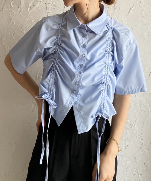 She's Closet(シーズクローゼット)の「半袖ショート丈クロップドドロストシャーリングギャザーリボンシャツブラウス(シャツ/ブラウス・レディース・ホワイト/ブルー/ブラック・FREE)」の3枚目の写真