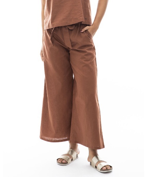 BILLABONG(ビラボン)の「BILLABONG レディース 【CHILLWEAR】 LINEN COTTON WOVEN LONG PANTS ロングパンツ 【2024年夏モデル】/ビラボン総柄ガウチョパンツ(その他パンツ・レディース・ブラウン/アイボリー/マルチ・MEDIUM/LARGE)」の2枚目の写真