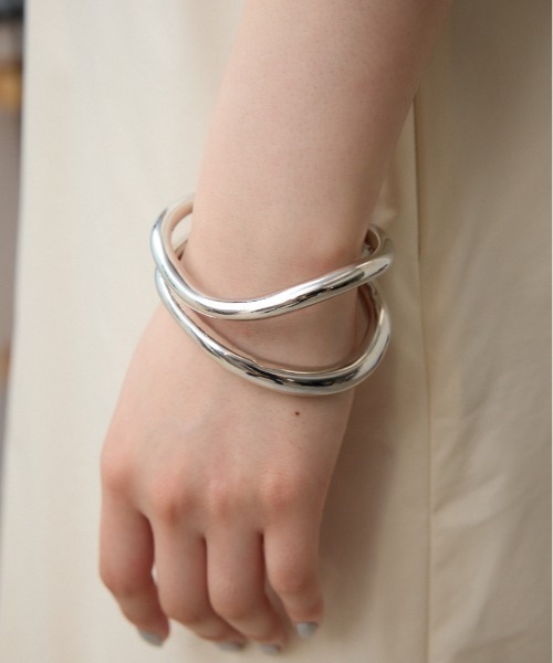 AZUL by moussy（アズールバイマウジー）の「ニュアンスカーブダブルリングバングル（ブレスレット・レディース・ゴールド系その他/シルバー・FREE）」の2枚目の写真