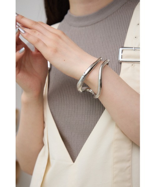 AZUL by moussy（アズールバイマウジー）の「ニュアンスカーブダブルリングバングル（ブレスレット・レディース・ゴールド系その他/シルバー・FREE）」の3枚目の写真