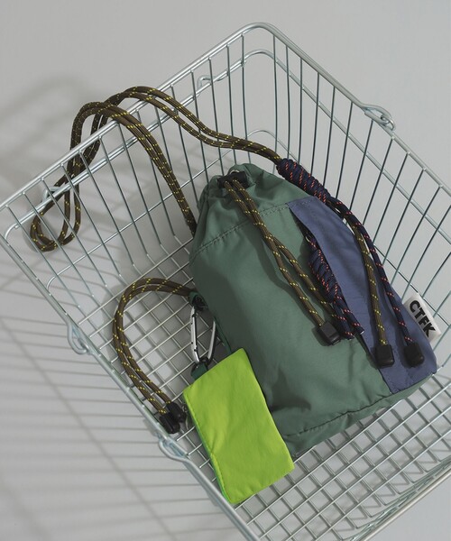 Ray BEAMS(レイビームス)の「CTRL FREAK / ナイロン ハンディ ショルダー(ショルダーバッグ・レディース・ブラック/グリーン系その他5/グレー・ONE SIZE)」の3枚目の写真