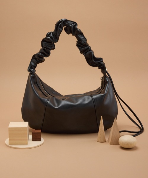 y/m by 村岡美里（イムバイムラオカミサト）の「ドローコードショルダーBAG（ショルダーバッグ・レディース・ブラック・FREE）」の2枚目の写真