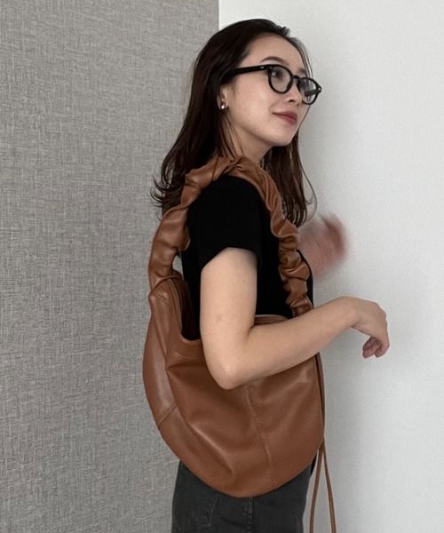 y/m by 村岡美里（イムバイムラオカミサト）の「ドローコードショルダーBAG（ショルダーバッグ・レディース・ブラック・FREE）」の16枚目の写真