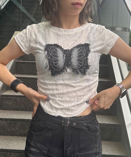 .KOM(ドットコム)の「A'GEM/9 × .kom 『.KOM/ドットケーオーエム』ブロークン蝶クロップTEE(Tシャツ/カットソー・レディース・チャコールグレー/ホワイト・S)」の1枚目の写真