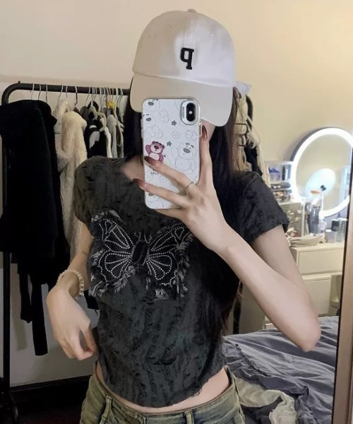 .KOM(ドットコム)の「A'GEM/9 × .kom 『.KOM/ドットケーオーエム』ブロークン蝶クロップTEE(Tシャツ/カットソー・レディース・チャコールグレー/ホワイト・S)」の3枚目の写真