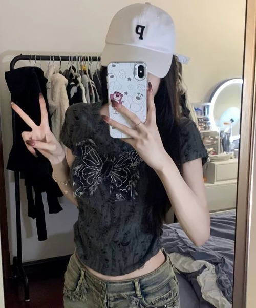 .KOM(ドットコム)の「A'GEM/9 × .kom 『.KOM/ドットケーオーエム』ブロークン蝶クロップTEE(Tシャツ/カットソー・レディース・チャコールグレー/ホワイト・S)」の4枚目の写真