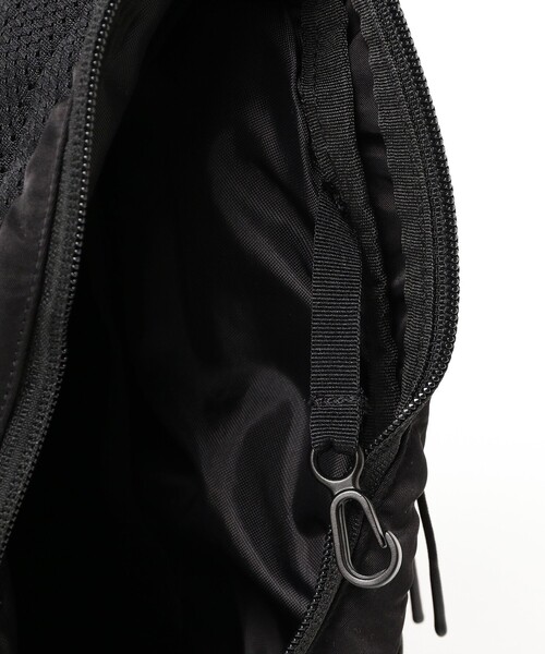 C.P. COMPANY（シーピーカンパニー）の「C.P. Company / Nylon B Crossbody Rucksack（トートバッグ・メンズ・ブラック・ONE SIZE）」の13枚目の写真