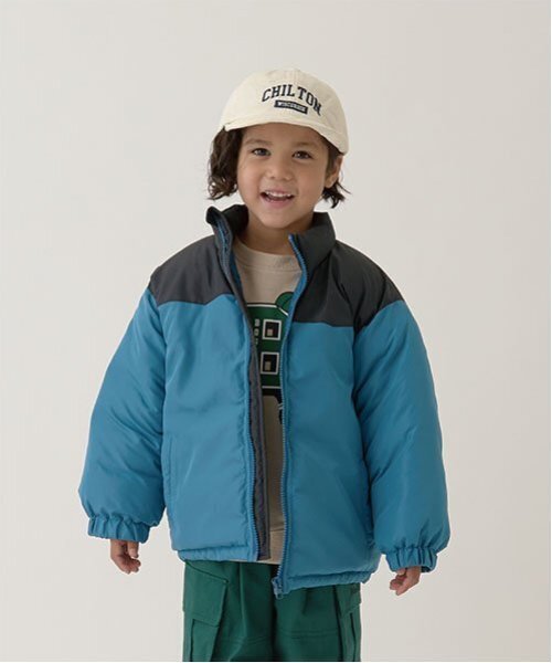 b・ROOM（ビールーム）の「【万能アウター】バイカラーパフジャケット（ブルゾン・キッズ・ブルーグリーン/ブラック/マルチ/キャメル/ライトカーキ・100cm/110cm/120cm/130cm/140cm/150cm）」の4枚目の写真