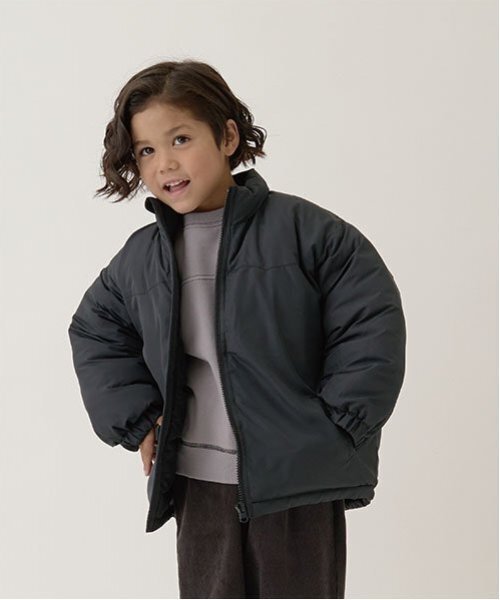 b・ROOM（ビールーム）の「【万能アウター】バイカラーパフジャケット（ブルゾン・キッズ・ブルーグリーン/ブラック/マルチ/キャメル/ライトカーキ・100cm/110cm/120cm/130cm/140cm/150cm）」の2枚目の写真