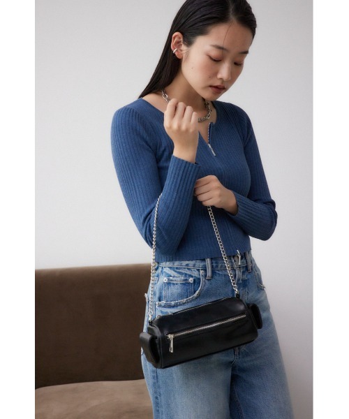 AZUL by moussy(アズールバイマウジー)の「サイドポケットワイドシェイプバッグ(ボディバッグ/ウエストポーチ・レディース・カーキ/ブラック/ブラウン・FREE)」の4枚目の写真