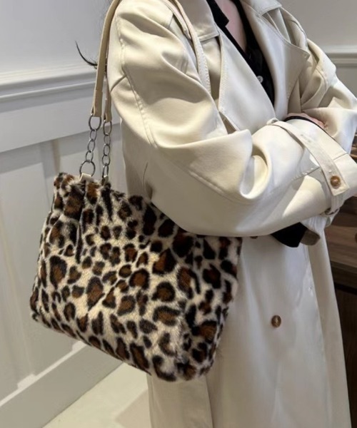Ritzy(リッツィー)の「大容量 ヒョウ柄 もこもこ ショルダーバッグ(ショルダーバッグ・レディース・ホワイト/ブラウン・FREE)」の8枚目の写真