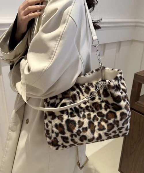 Ritzy(リッツィー)の「大容量 ヒョウ柄 もこもこ ショルダーバッグ(ショルダーバッグ・レディース・ホワイト/ブラウン・FREE)」の15枚目の写真