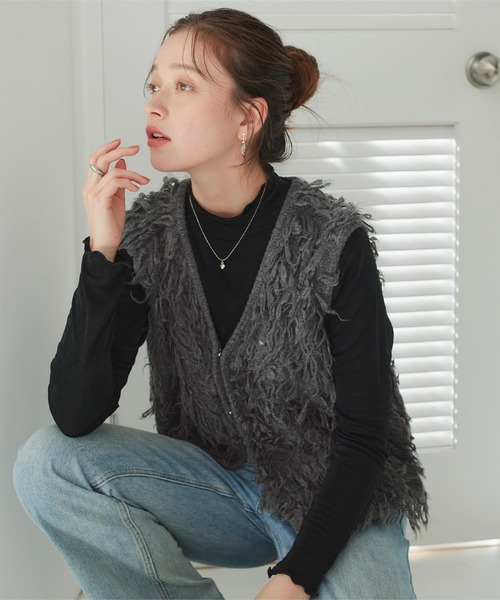 titivate（ティティベイト）の「ループフリンジニットベスト（ベスト・レディース・チャコール/グレイッシュベージュ/アイボリー・FREE）」の2枚目の写真