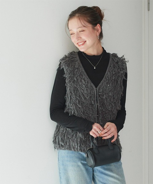 titivate（ティティベイト）の「ループフリンジニットベスト（ベスト・レディース・チャコール/グレイッシュベージュ/アイボリー・FREE）」の11枚目の写真