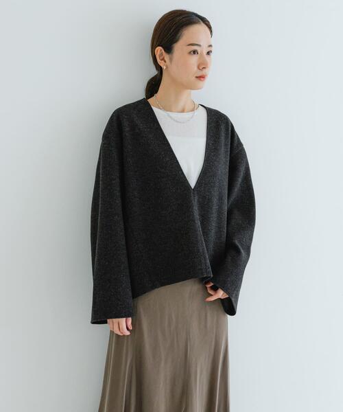 URBAN RESEARCH(アーバンリサーチ)の「ウールライクVネックトップス(Tシャツ/カットソー・レディース・アイボリー/チャコールグレー・FREE)」の2枚目の写真