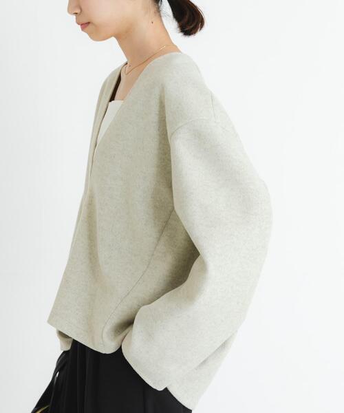 URBAN RESEARCH(アーバンリサーチ)の「ウールライクVネックトップス(Tシャツ/カットソー・レディース・アイボリー/チャコールグレー・FREE)」の4枚目の写真