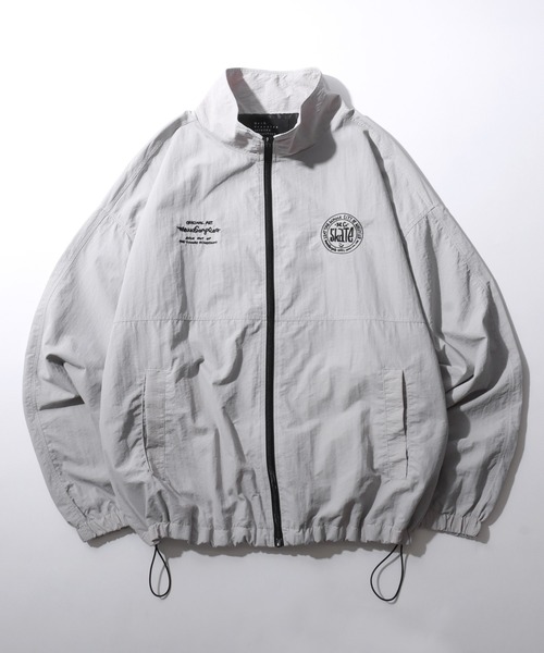 Mark Gonzales(マーク・ゴンザレス)の「MARK GONZALES ARTWORK COLLECTION/マークゴンザレス 別注 ワンポイント刺繍 オーバーサイズ ブロークコア ナイロンジャケット トラックジャケット ブルゾン(ナイロンジャケット・メンズ・ブラック/ライトグレー/ブラック系その他/ブラック系その他2/ネイビー/ブルーグリーン・XL/L/M)」の4枚目の写真