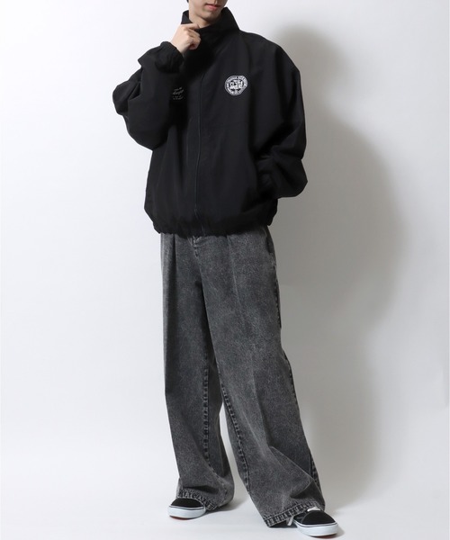 Mark Gonzales(マーク・ゴンザレス)の「MARK GONZALES ARTWORK COLLECTION/マークゴンザレス 別注 ワンポイント刺繍 オーバーサイズ ブロークコア ナイロンジャケット トラックジャケット ブルゾン(ナイロンジャケット・メンズ・ブラック/ライトグレー/ブラック系その他/ブラック系その他2/ネイビー/ブルーグリーン・XL/L/M)」の9枚目の写真