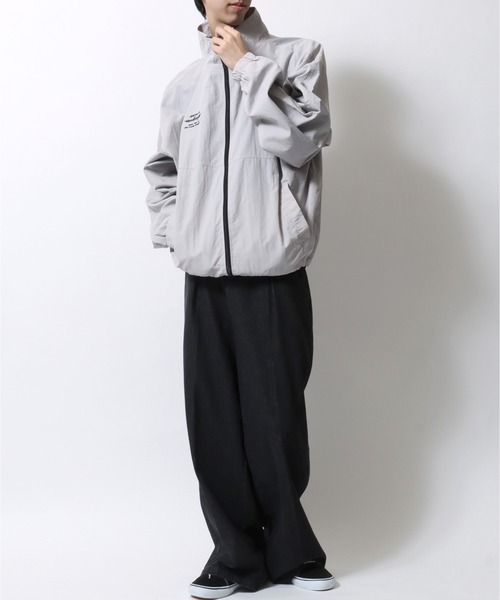 Mark Gonzales(マーク・ゴンザレス)の「MARK GONZALES ARTWORK COLLECTION/マークゴンザレス 別注 ワンポイント刺繍 オーバーサイズ ブロークコア ナイロンジャケット トラックジャケット ブルゾン(ナイロンジャケット・メンズ・ブラック/ライトグレー/ブラック系その他/ブラック系その他2/ネイビー/ブルーグリーン・XL/L/M)」の21枚目の写真