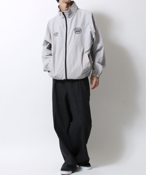 Mark Gonzales(マーク・ゴンザレス)の「MARK GONZALES ARTWORK COLLECTION/マークゴンザレス 別注 ワンポイント刺繍 オーバーサイズ ブロークコア ナイロンジャケット トラックジャケット ブルゾン(ナイロンジャケット・メンズ・ブラック/ライトグレー/ブラック系その他/ブラック系その他2/ネイビー/ブルーグリーン・XL/L/M)」の20枚目の写真