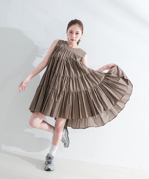 en CAnAF（エンカナフ）の「【春夏に使える万能アイテム！】 ティアード ノースリーブ ボリューム チュニック ワンピース ミニ丈 春服 夏服（ワンピース・レディース・オリーブ/ブラック/スカイブルー/ホワイト/ネイビー/ピンク/ブラウン・フリー）」の4枚目の写真