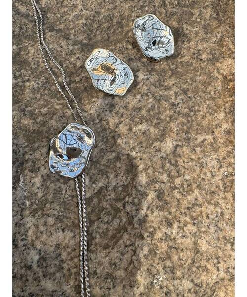 LAGUNAMOON（ラグナムーン）の「カーヴィフォルムループタイネックレス（ネックレス・レディース・シルバー/ゴールド・FREE）」の3枚目の写真