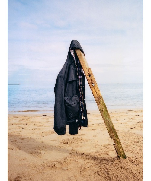 Barbour(バブアー)の「Heritage + / ヘリテージ プラス Durham モディファイド ジャケット(ブルゾン・メンズ・オリーブ/ネイビー・SMALL/MEDIUM)」の2枚目の写真