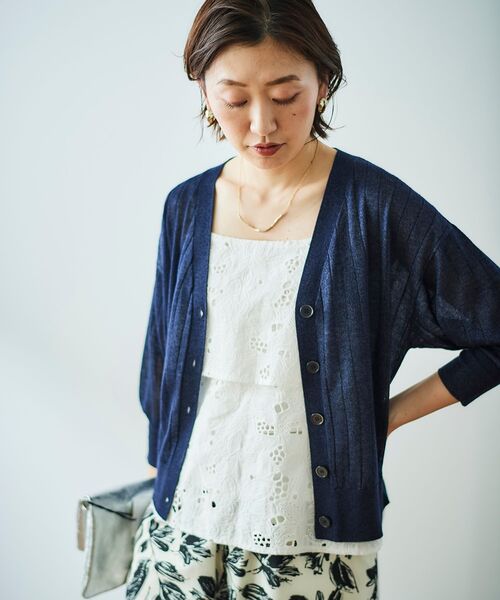 le.coeur blanc（ルクールブラン）の「《手洗い可能》シアーワイドリブラメVカーディガン（カーディガン/ボレロ・レディース・ネイビー/ベージュ/グレイッシュベージュ/ブルー・38）」の3枚目の写真