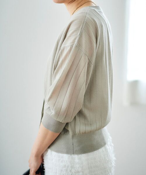 le.coeur blanc（ルクールブラン）の「《手洗い可能》シアーワイドリブラメVカーディガン（カーディガン/ボレロ・レディース・ネイビー/ベージュ/グレイッシュベージュ/ブルー・38）」の11枚目の写真