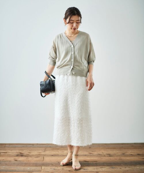 le.coeur blanc（ルクールブラン）の「《手洗い可能》シアーワイドリブラメVカーディガン（カーディガン/ボレロ・レディース・ネイビー/ベージュ/グレイッシュベージュ/ブルー・38）」の13枚目の写真