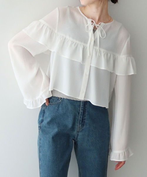 earth music&ecology(アースミュージックアンドエコロジー)の「フリル切替えショートブラウス(シャツ/ブラウス・レディース・オフホワイト/イエロー/ライトカーキ/ブラック・FREE)」の1枚目の写真