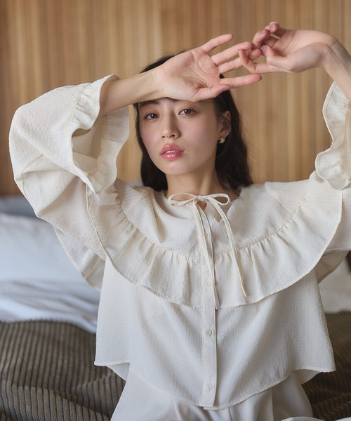 earth music&ecology(アースミュージックアンドエコロジー)の「フリル切替えショートブラウス(シャツ/ブラウス・レディース・オフホワイト/イエロー/ライトカーキ/ブラック・FREE)」の7枚目の写真