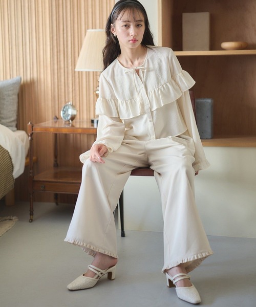 earth music&ecology(アースミュージックアンドエコロジー)の「フリル切替えショートブラウス(シャツ/ブラウス・レディース・オフホワイト/イエロー/ライトカーキ/ブラック・FREE)」の9枚目の写真