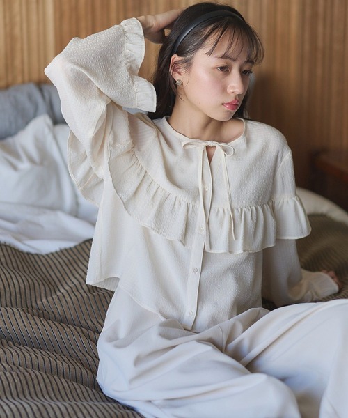 earth music&ecology(アースミュージックアンドエコロジー)の「フリル切替えショートブラウス(シャツ/ブラウス・レディース・オフホワイト/イエロー/ライトカーキ/ブラック・FREE)」の6枚目の写真