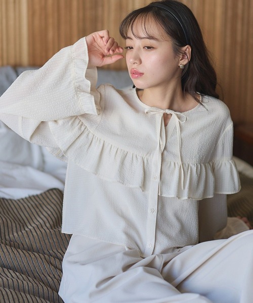 earth music&ecology(アースミュージックアンドエコロジー)の「フリル切替えショートブラウス(シャツ/ブラウス・レディース・オフホワイト/イエロー/ライトカーキ/ブラック・FREE)」の8枚目の写真