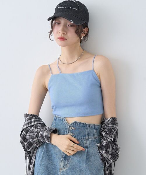 earth music&ecology(アースミュージックアンドエコロジー)の「アシメショルダーショートキャミソール(キャミソール・レディース・オフホワイト/ブルー/ブラック・S/M)」の1枚目の写真