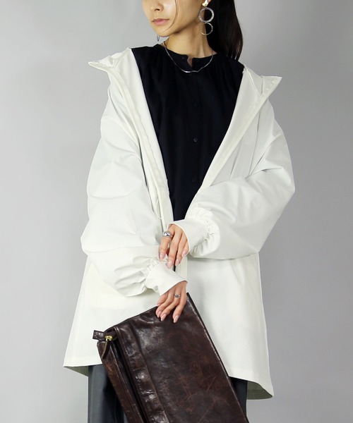 and it_（アンドイット）の「UVカット&ドライタッチ接触冷感ロングパーカー（パーカー・レディース・オフホワイト/チャコール/ブラック・M-L）」の2枚目の写真