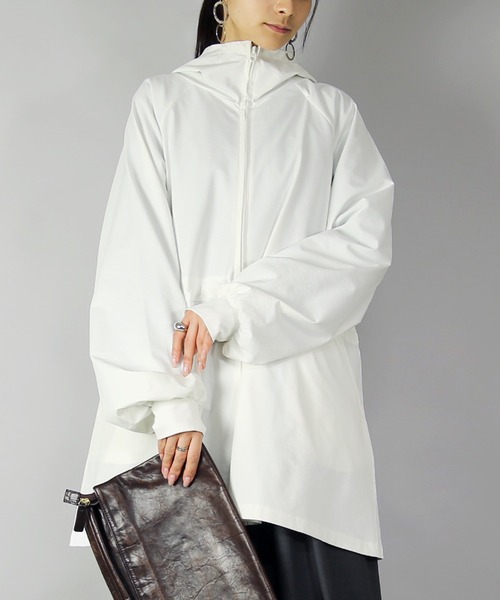 and it_（アンドイット）の「UVカット&ドライタッチ接触冷感ロングパーカー（パーカー・レディース・オフホワイト/チャコール/ブラック・M-L）」の6枚目の写真