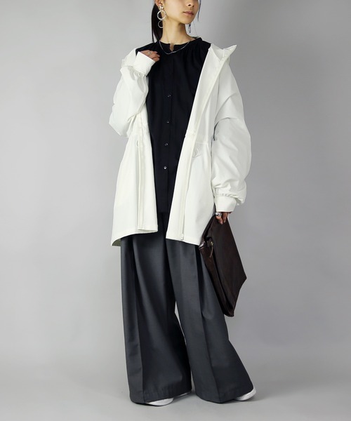 and it_（アンドイット）の「UVカット&ドライタッチ接触冷感ロングパーカー（パーカー・レディース・オフホワイト/チャコール/ブラック・M-L）」の4枚目の写真