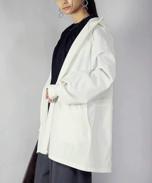 and it_（アンドイット）の「UVカット&ドライタッチ接触冷感ロングパーカー（パーカー・レディース・オフホワイト/チャコール/ブラック・M-L）」の5枚目の写真