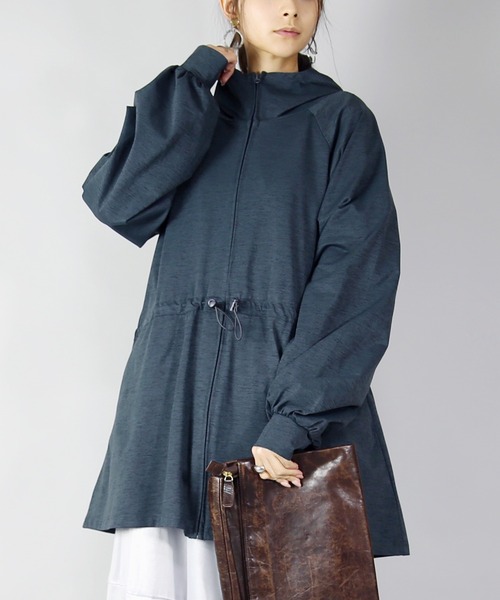 and it_（アンドイット）の「UVカット&ドライタッチ接触冷感ロングパーカー（パーカー・レディース・オフホワイト/チャコール/ブラック・M-L）」の12枚目の写真