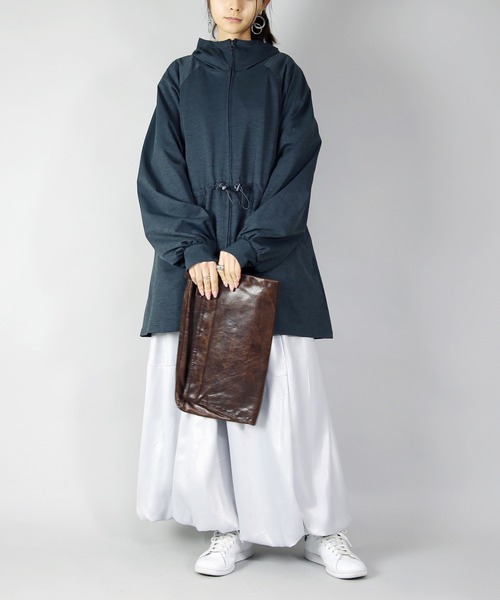 and it_（アンドイット）の「UVカット&ドライタッチ接触冷感ロングパーカー（パーカー・レディース・オフホワイト/チャコール/ブラック・M-L）」の13枚目の写真