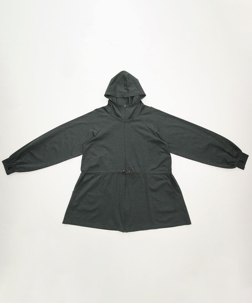 and it_（アンドイット）の「UVカット&ドライタッチ接触冷感ロングパーカー（パーカー・レディース・オフホワイト/チャコール/ブラック・M-L）」の19枚目の写真